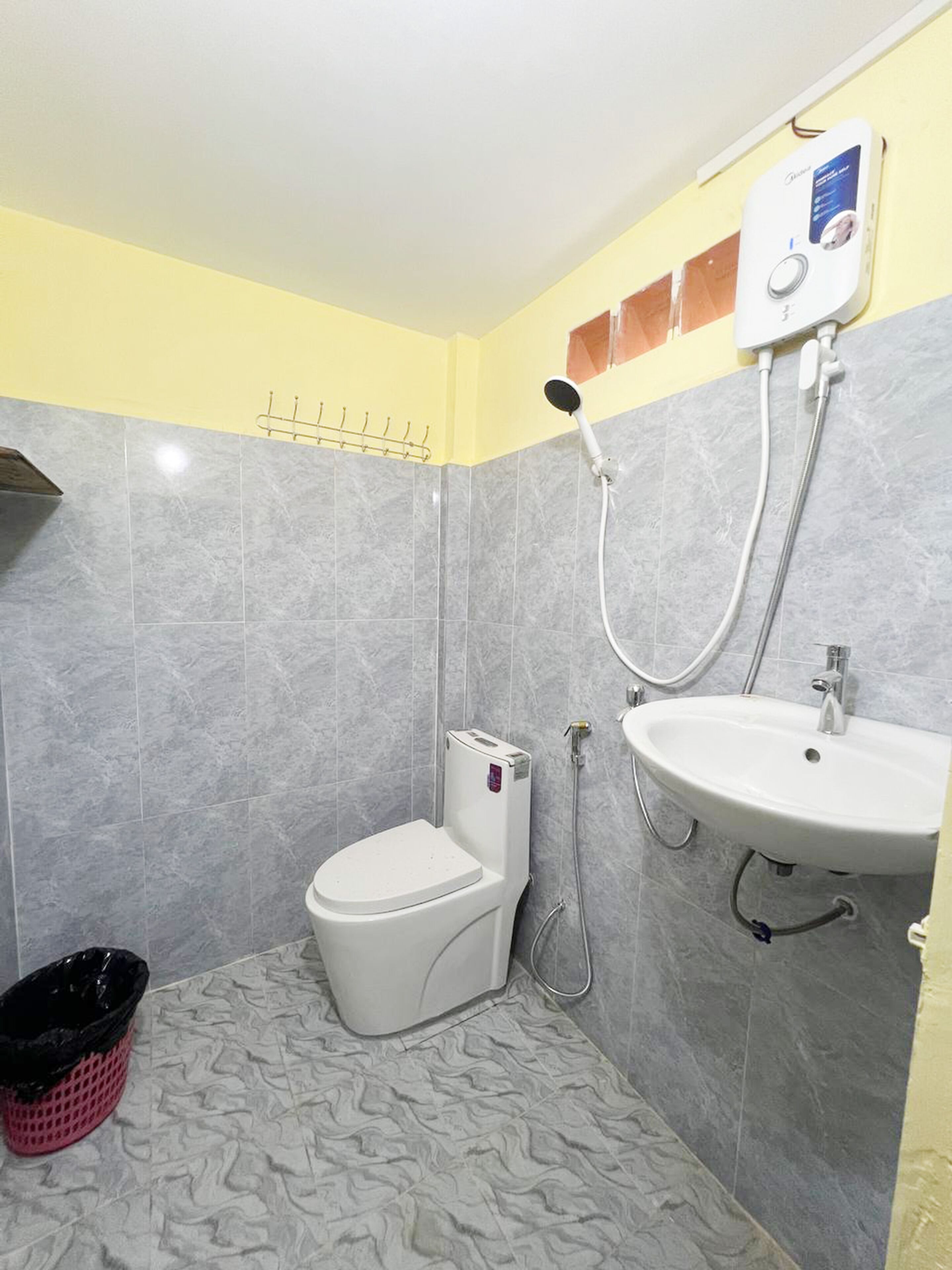 Habitación básica | Baño | Ducha, toallas y papel higiénico