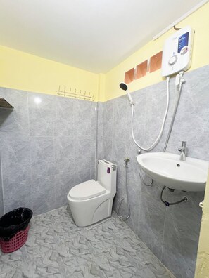 Basic Room | Bathroom