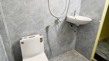 Dormitorio compartido básico | Baño | Ducha, artículos de higiene personal gratuitos y toallas