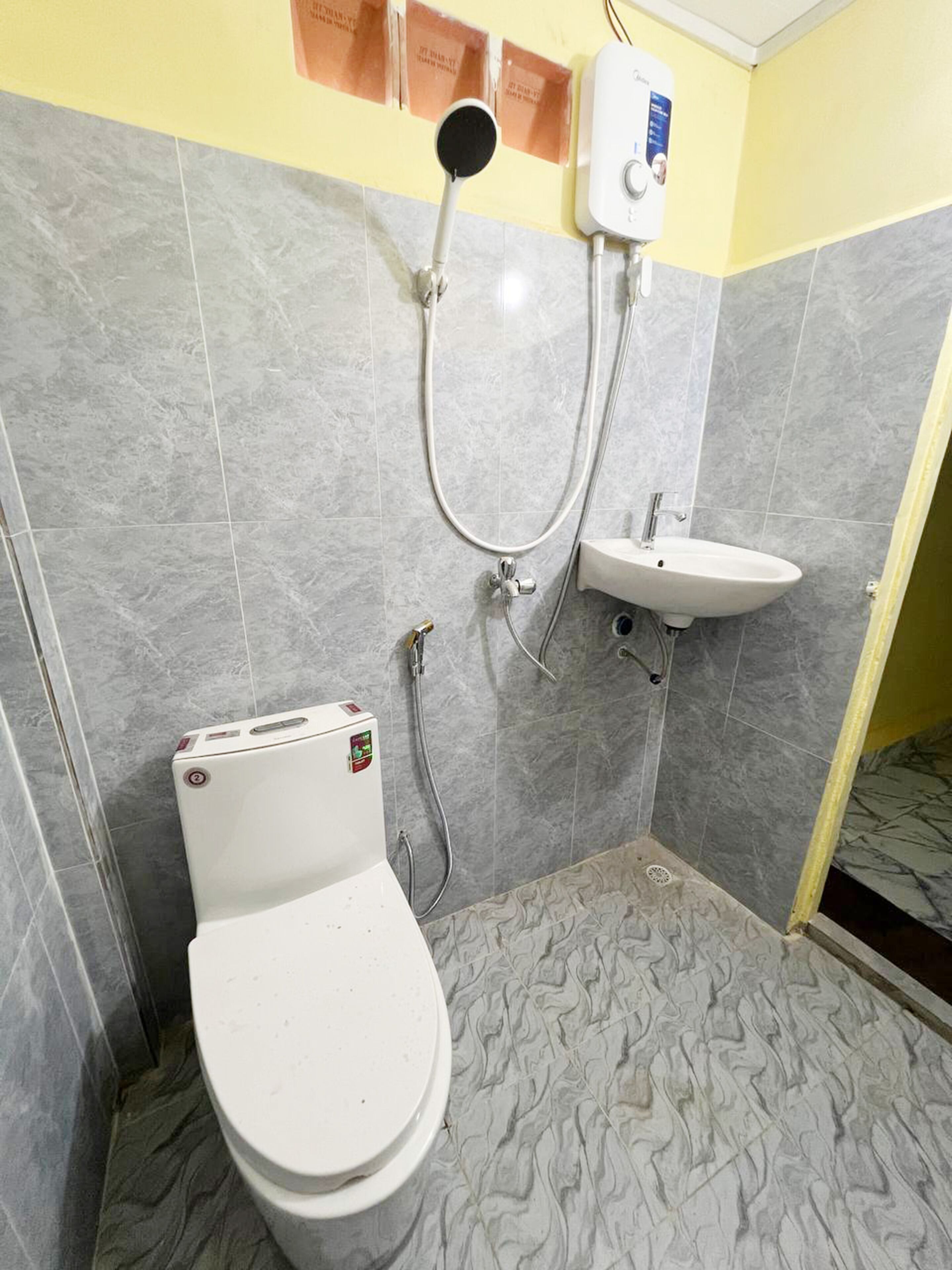 Basic Shared Dormitory | Bathroom | Shower, towels, toilet paper