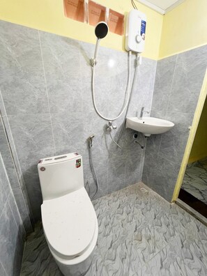 基本共用宿舍 | 浴室 | 淋浴設備、毛巾、衛生紙