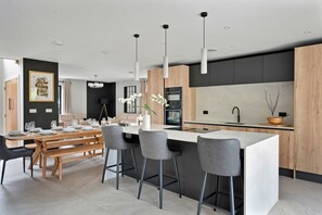 Kühlschrank, Mikrowelle, Ofen, Geschirrspüler