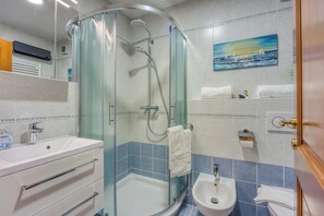 Family Apartment, Multiple Bedrooms (Sunset Gold Apartment Portoroz) | Bathroom | Shower, hair dryer, towels, soap - Sunset Gold Apartment Portoroz (Piran)