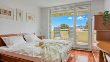 Appartamento familiare, camere multiple (Sunset Gold Apartment Portoroz) | 1 camera, postazione laptop, Wi-Fi gratuito, lenzuola