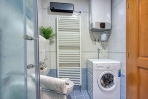 Family Apartment, Multiple Bedrooms (Sunset Gold Apartment Portoroz) | Bathroom | Shower, hair dryer, towels, soap - Sunset Gold Apartment Portoroz (Piran)