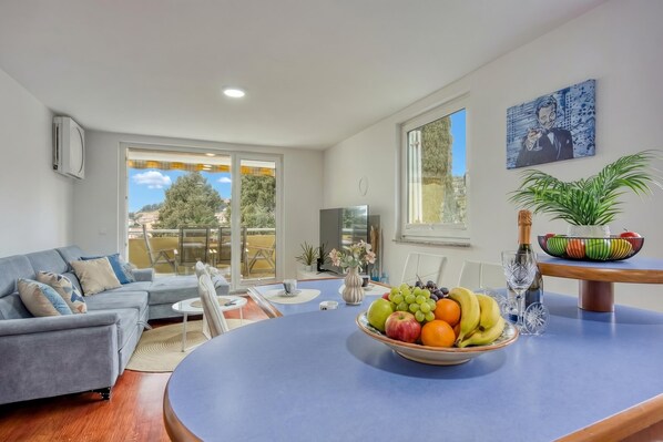 Familie appartement, meerdere slaapkamers (Sunset Gold Apartment Portoroz) | Dineren