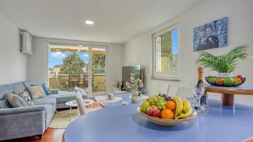 Family Apartment, Multiple Bedrooms (Sunset Gold Apartment Portoroz) | Dining