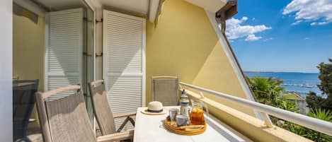 Family Apartment, Multiple Bedrooms (Sunset Gold Apartment Portoroz) | Outdoor dining