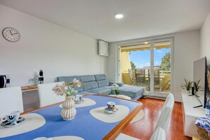 Familienapartment, Mehrere Schlafzimmer (Sunset Gold Apartment Portoroz) | Wohnbereich