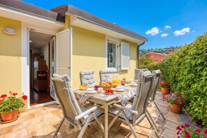 Family Apartment, Multiple Bedrooms (Sunset Gold Apartment Portoroz) | Outdoor dining