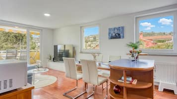 Family Apartment, 1 Bedroom, Balcony (Sunset Gold Suite Portoroz free) | Dining