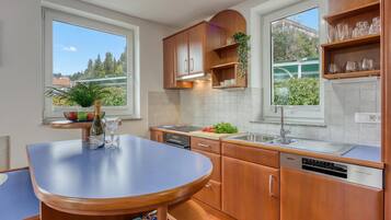 Familjelägenhet - flera sovrum (Sunset Gold Apartment Portoroz) | Eget kök | Kylskåp, mikrovågsugn, ugn och spishäll