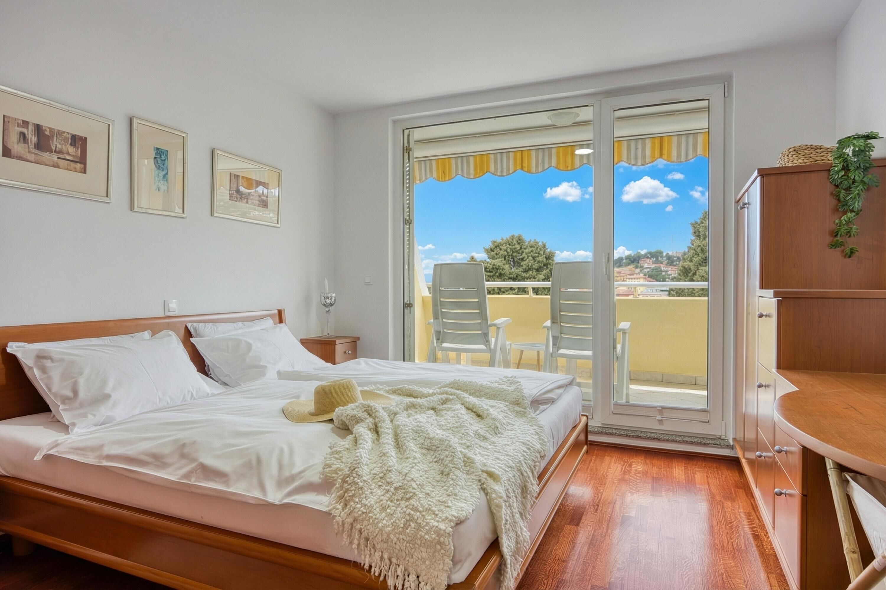 Familieleilighet, flere soverom (Sunset Gold Apartment Portoroz) | 1 soverom, skrivebord for bærbar PC, wi-fi (inkludert) og sengetøy