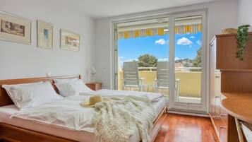 Familieleilighet, flere soverom (Sunset Gold Apartment Portoroz) | 1 soverom, skrivebord for bærbar PC, wi-fi (inkludert) og sengetøy