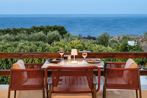 Outdoor dining - My Rental Homes - Villa Sorokos only 400 mt from the black pebble beach of Vourvoulos (Fira)
