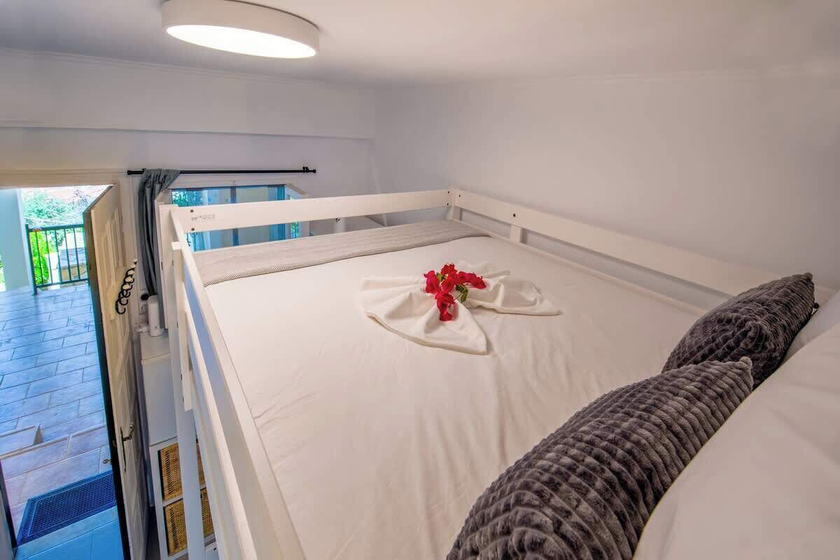 Tabla de planchar con plancha, wifi y ropa de cama 