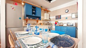 Microwave, oven, stovetop, dishwasher - Beautiful 100sqm flat in the heart of Cagliari. Parking, 2 bedrooms, 2 bathrooms (Cagliari)