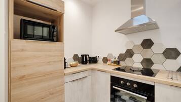 Réfrigérateur, micro-ondes, four, plaque de cuisson