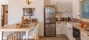 Fridge, microwave, oven, stovetop - Charming 2-bedroom villa with breathtaking views (Porto-Vecchio)