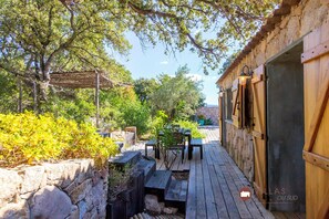 Outdoor dining - Charming 2-bedroom villa with breathtaking views (Porto-Vecchio)