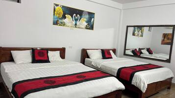 Family Room | Desk, free WiFi