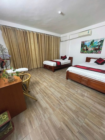 Family Room | Desk, free WiFi. Phuong Thao Hotel - near Noi Bai Airport