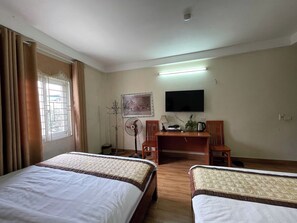 Family Room | Desk, free WiFi - Phuong Thao Hotel - near Noi Bai Airport (Ha Noi)