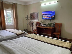 Family Room | Desk, free WiFi - Phuong Thao Hotel - near Noi Bai Airport (Ha Noi)