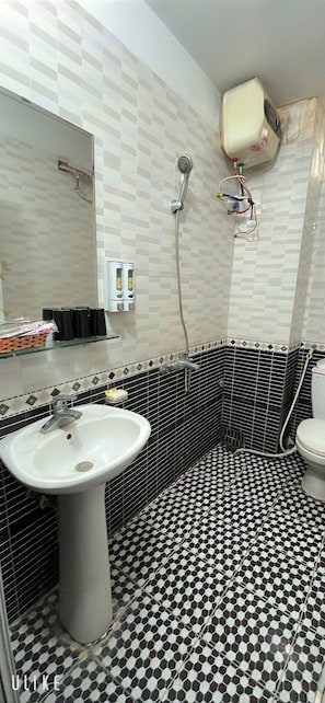 Habitación familiar | Baño | Regadera, amenidades de baño gratuitas, secadora de cabello, pantuflas