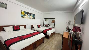 Family Room | Desk, free WiFi