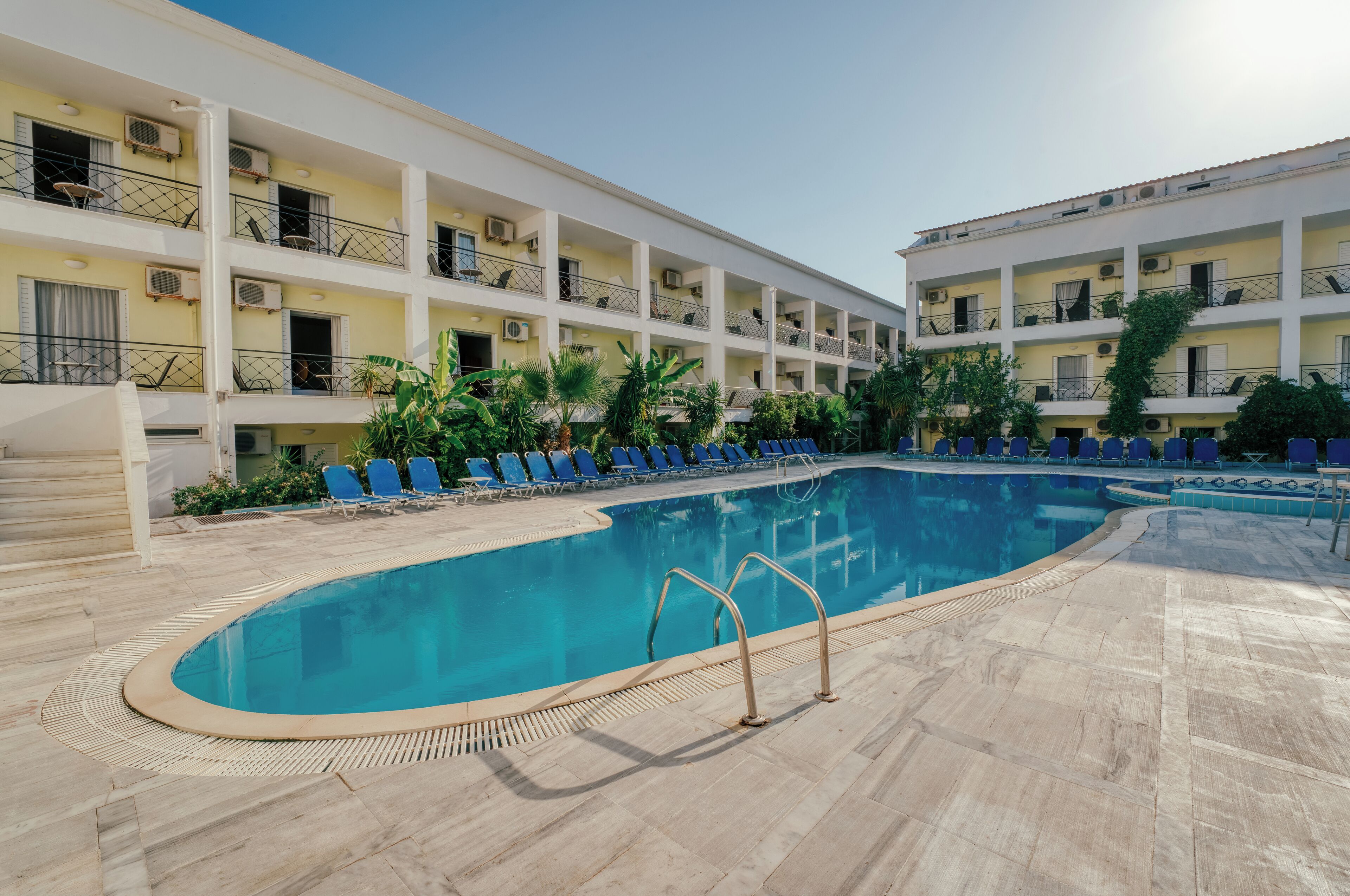 Hotellissa on uima-allas, useita parvekkeita ja terassi, jossa on aurinkotuoleja.