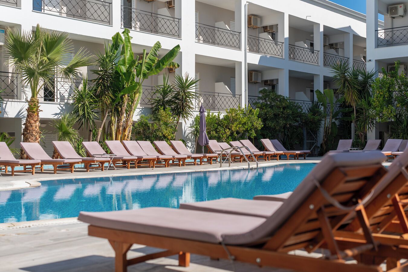 Una piscina al aire libre de temporada