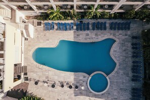 Una piscina al aire libre de temporada
