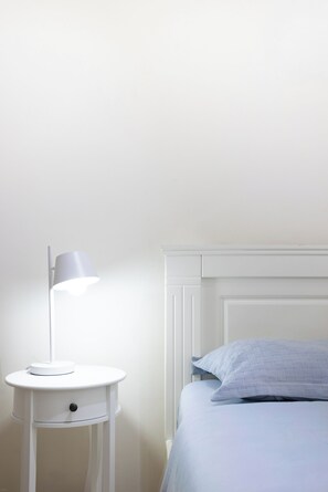 Tabla de planchar con plancha, wifi y ropa de cama 