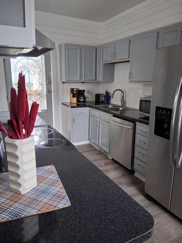 Coffee/tea maker, fridge, microwave, oven - Charming Highlands Gem - Classic 3BR Retreat (Louisville)