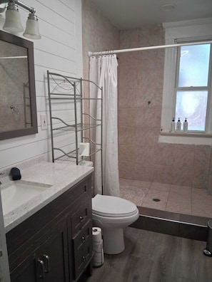 Hair dryer, towels, shampoo, toilet paper - Charming Highlands Gem - Classic 3BR Retreat (Louisville)