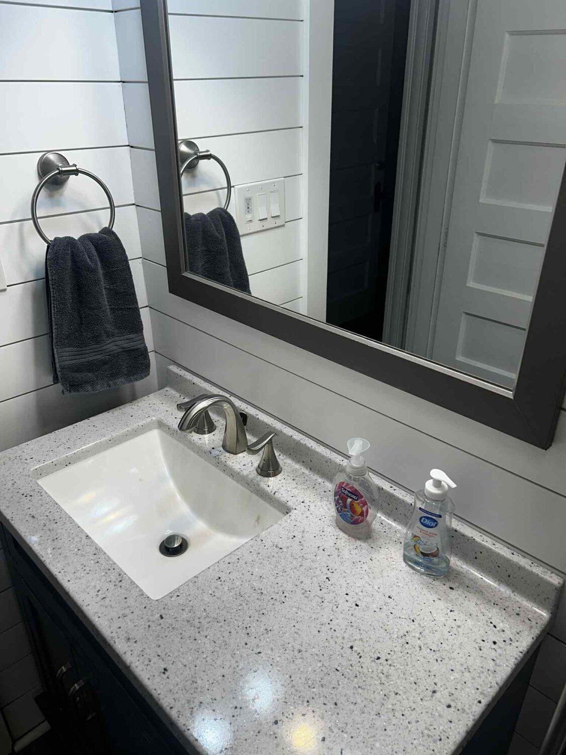 Séchoir à cheveux, serviettes fournies, shampooing, papier de toilette