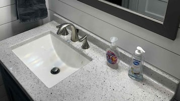 Séchoir à cheveux, serviettes fournies, shampooing, papier de toilette