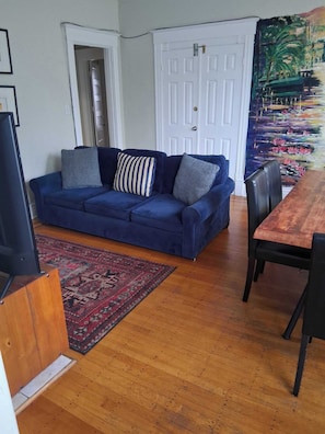 TV - Charming Highlands Gem - Classic 3BR Retreat (Louisville)