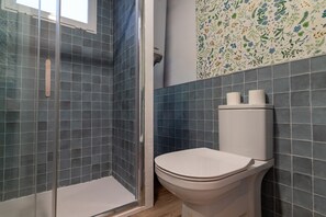 Shower, towels - Global Vacacional, Cosy ground floor flat in Puerto de Sagunto (Puerto de Sagunto)