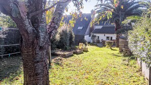 Property grounds - House with sea view in Saint-Pol-de-Léon (Saint-Pol-de-Léon)
