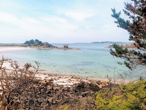 A coastal landscape with clear waters, rocky shorelines, and sparse vegetation. - House with sea view in Saint-Pol-de-Léon (Saint-Pol-de-Léon)