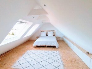 2 bedrooms, desk, iron/ironing board, travel cot - House with sea view in Saint-Pol-de-Léon (Saint-Pol-de-Léon)