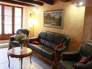 Televisión, chimenea y estéreo 