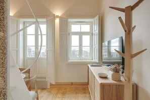 Tabla de planchar con plancha, cuna de viaje, wifi y ropa de cama 