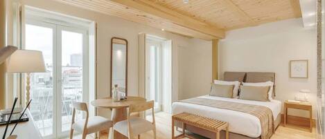 Tabla de planchar con plancha, cuna de viaje, wifi y ropa de cama