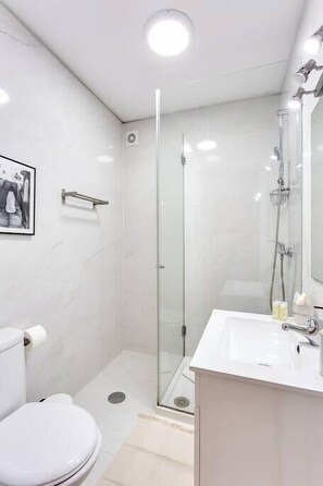 Een douche, een haardroger, handdoeken