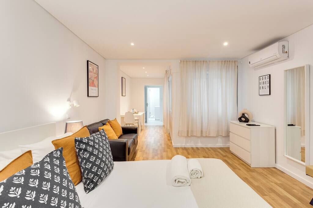 Fer et planche à repasser, lit parapluie, Wi-Fi, draps fournis