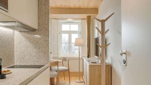 Eine moderne Küche mit Granit Arbeitsplatten, einem eingebauten Herd und einem Essbereich mit Tisch und Stühlen.