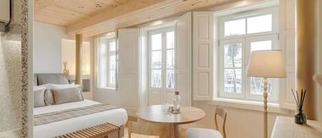 Tabla de planchar con plancha, cuna de viaje, wifi y ropa de cama